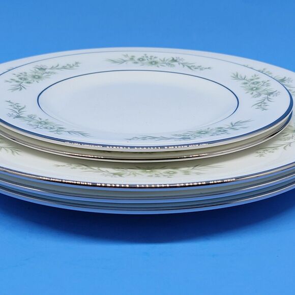 Wedgwood Westbury 3 Salad and 2 Bread Plates Lot of 5 pieces Excellent - Picture 2 of 10